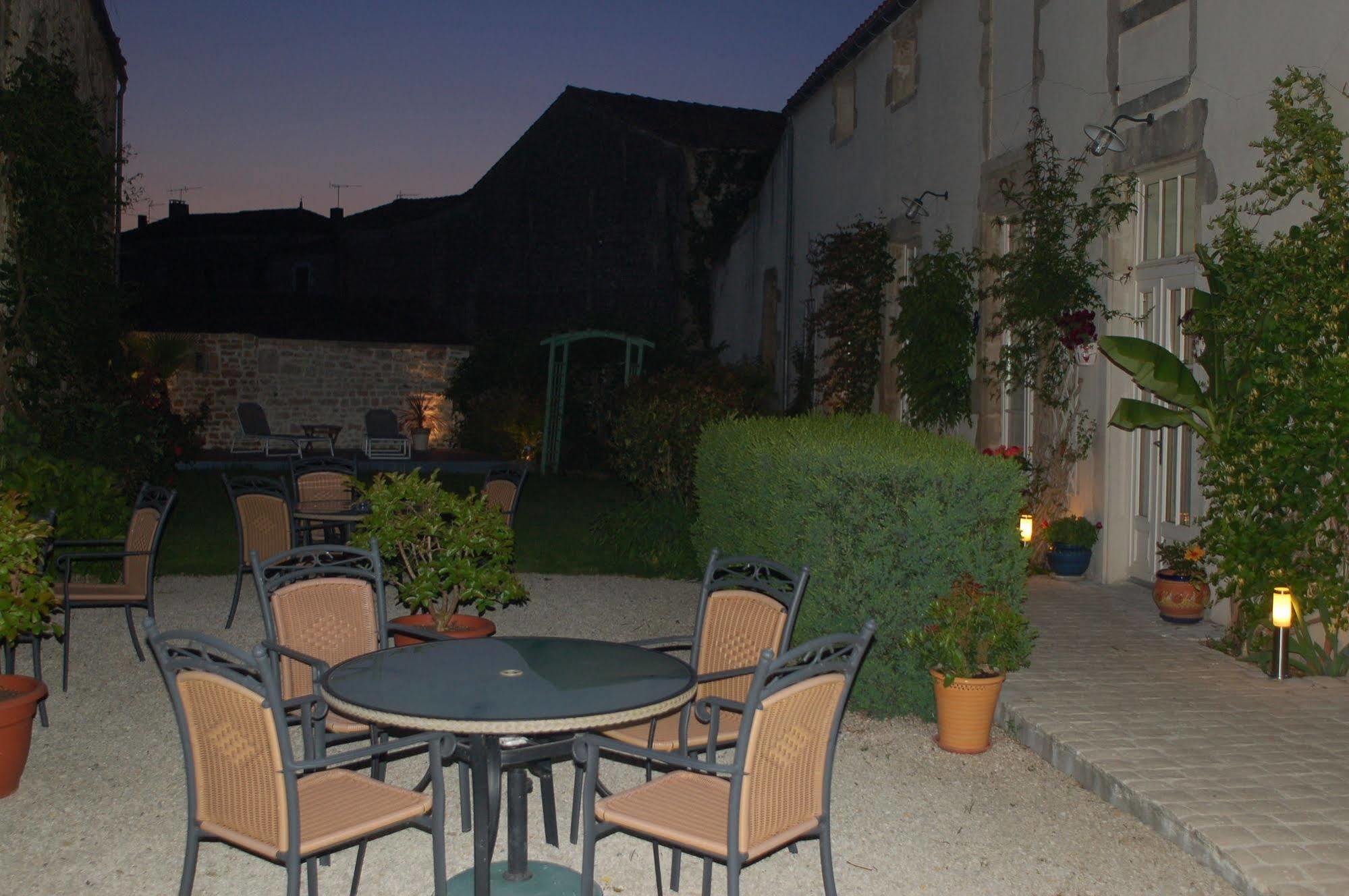 Hotel Du Donjon Aulnay  Exterior photo